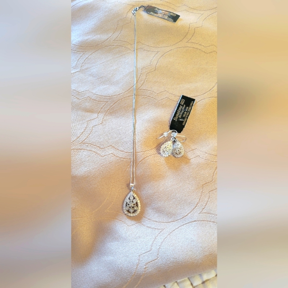 Beautiful  Vintage OVAL DROP FLOATING PENDANT & Matching Earings